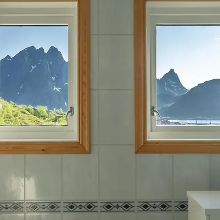 Holiday home Sundet Lofoten - Fjell- Og Havutsikt